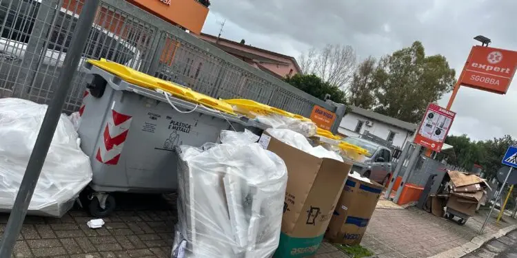 Latina, rifiuti non raccolti da giorni in via Pantanaccio: la lettera dei residenti
