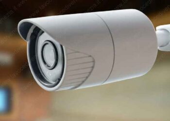 Latina, telecamera nascosta in casa per sorvegliare la moglie: scatta l’allontanamento