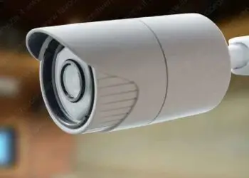 Latina, telecamera nascosta in casa per sorvegliare la moglie: scatta l’allontanamento