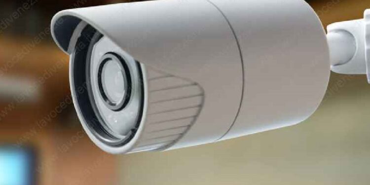 Latina, telecamera nascosta in casa per sorvegliare la moglie: scatta l’allontanamento