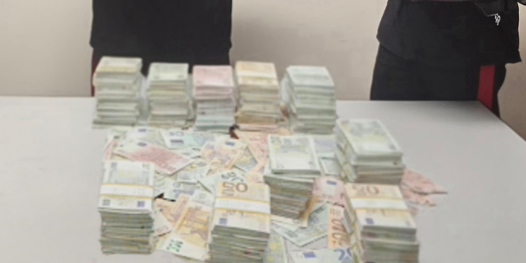 Blitz dei Carabinieri pontini: trovata una montagna di soldi nascosta in un pozzetto