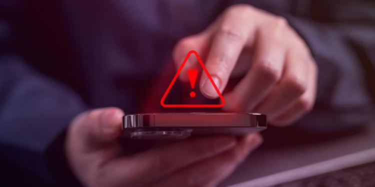 Cisterna, ruba il cellulare in casa e svuota il conto: scoperta maxi truffa da oltre 20mila euro