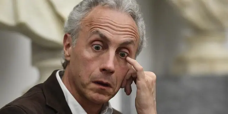 Travaglio derubato durante lo spettacolo a Latina, ecco cosa è avvenuto: «Chi cerca segreti resterà deluso»