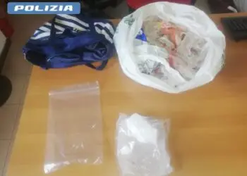 Cisterna, borsone pieno di cocaina lanciato da un’auto in corsa: caccia ai responsabili