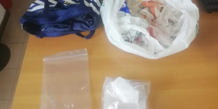 Cisterna, borsone pieno di cocaina lanciato da un’auto in corsa: caccia ai responsabili