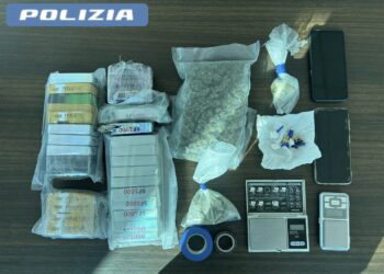 Blitz della Polizia pontina dopo una segnalazione: pistola modificata e 3 kg di hashish sequestrati