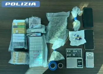 Blitz della Polizia pontina dopo una segnalazione: pistola modificata e 3 kg di hashish sequestrati