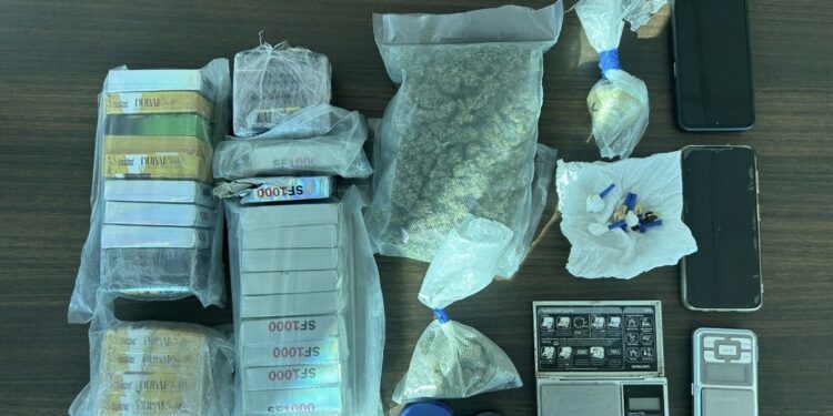 Blitz della Polizia pontina dopo una segnalazione: pistola modificata e 3 kg di hashish sequestrati