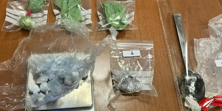 Latina, ai domiciliari ma continua a spacciare: arrestato con la droga in casa