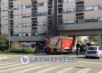 Paura a Latina: dopo lo schianto all’incrocio tra via Pontinia e via Terracina un’auto finisce dentro un palazzo