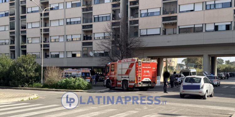 Paura a Latina: dopo lo schianto all’incrocio tra via Pontinia e via Terracina un’auto finisce dentro un palazzo