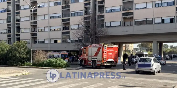 Paura a Latina: dopo lo schianto all’incrocio tra via Pontinia e via Terracina un’auto finisce dentro un palazzo