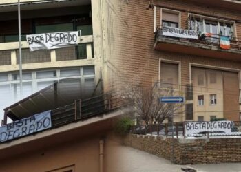 Latina, la protesta dei residenti: striscioni ai balconi contro il degrado in via Don Morosini