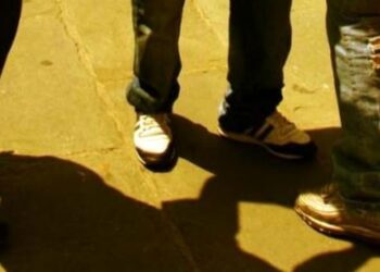Latina, 15enne pestato per una sigaretta nel parcheggio del centro commerciale: identificati i baby aggressori