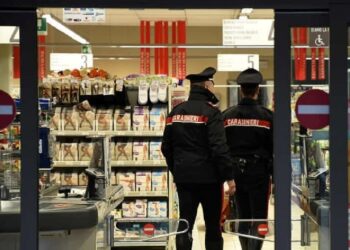 Latina, prova a uscire  dal centro commerciale senza pagare: bloccata con bottiglie e dolci