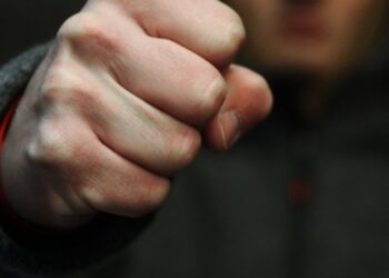 Violenza gratuita in strada: diciassettenne aggredito davanti alla madre in provincia di Latina