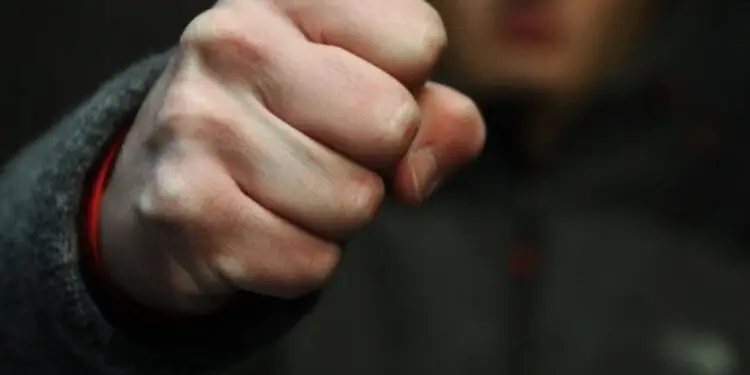 Violenza gratuita in strada: diciassettenne aggredito davanti alla madre in provincia di Latina