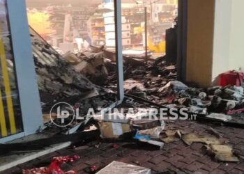 Boato nella notte a Sermoneta scalo: esplode la cassaforte del supermercato, fuga con bottino da 10mila euro