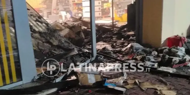 Boato nella notte a Sermoneta scalo: esplode la cassaforte del supermercato, fuga con bottino da 10mila euro