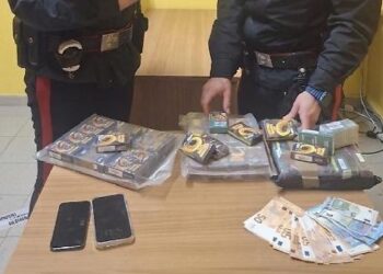 Giovane fermato in strada a Latina, poi la scoperta choc: 8 kg di hashish in auto. Sequestrati 74 panetti