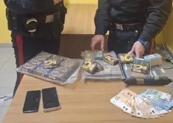 Giovane fermato in strada a Latina, poi la scoperta choc: 8 kg di hashish in auto. Sequestrati 74 panetti