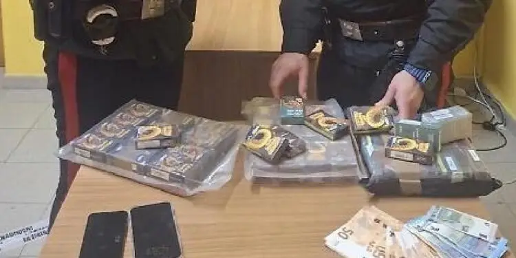 Giovane fermato in strada a Latina, poi la scoperta choc: 8 kg di hashish in auto. Sequestrati 74 panetti