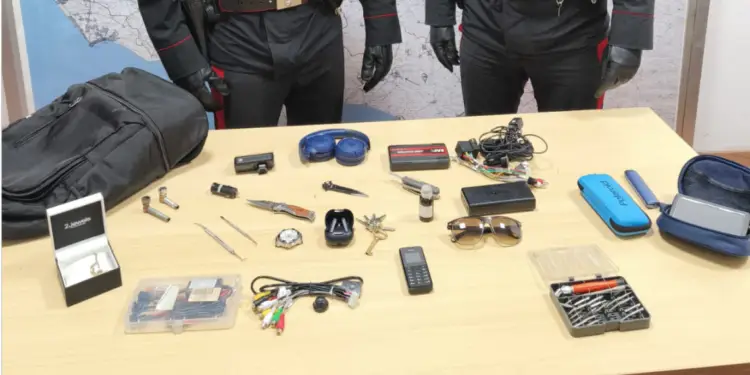 Latina, spacca il finestrino e ruba: incastrato dalle immagini della dash cam