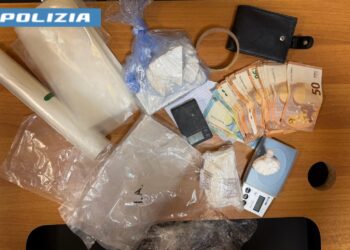 Latina, trasportavano droga in auto: fermati con oltre mezzo chilo di cocaina. Coppia finisce in manette