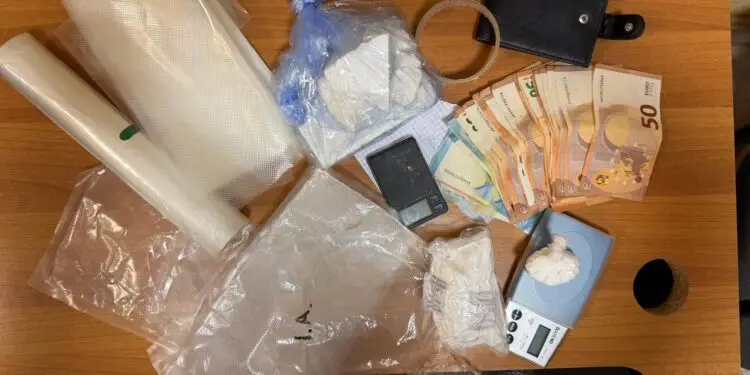 Latina, trasportavano droga in auto: fermati con oltre mezzo chilo di cocaina. Coppia finisce in manette