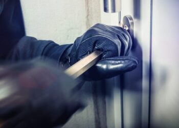 Raffica di furti nei bar a Latina, i ladri colpiscono e spariscono in 45 secondi: commercianti esasperati