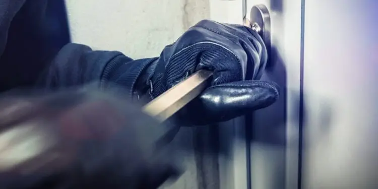 Raffica di furti nei bar a Latina, i ladri colpiscono e spariscono in 45 secondi: commercianti esasperati