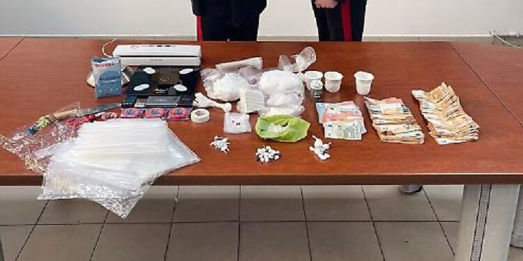 Nervoso al posto di blocco: scoperto con oltre un chilo di cocaina. Arrestato 30enne in provincia di Latina