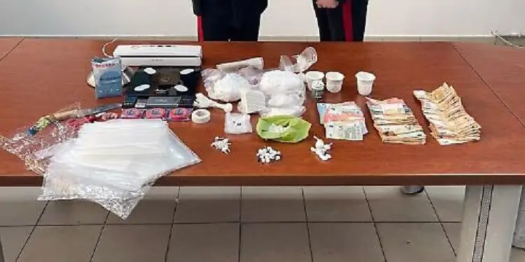 Nervoso al posto di blocco: scoperto con oltre un chilo di cocaina. Arrestato 30enne in provincia di Latina
