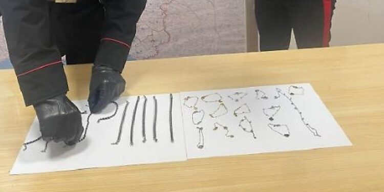 Latina, colpo in vetrina: ruba 30 gioielli, ma viene scoperta