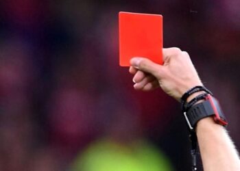 Follia in provincia di Latina, calciatore espulso torna in campo con un coltello: denunciato