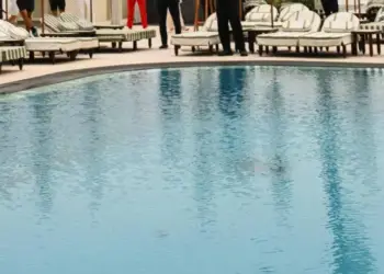 Bambino annegato in piscina: era in vacanza nel pontino con i genitori per festeggiare il compleanno