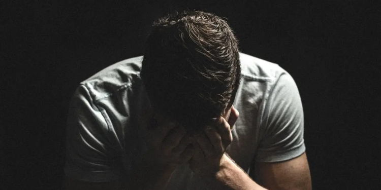 Scarica un’app e perde tutto: maxi frode scoperta a Pontinia. Colpo da 28mila euro