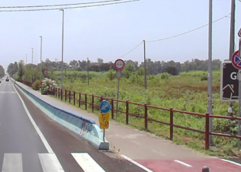 “Dovete pedalare sulla pista ciclabile”: lite degenera in via del Lido a Latina, ciclista in ospedale