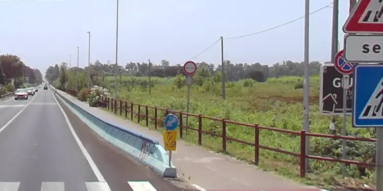 “Dovete pedalare sulla pista ciclabile”: lite degenera in via del Lido a Latina, ciclista in ospedale