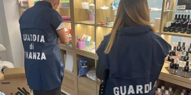 Blitz nei negozi beauty del pontino: oltre 13mila articoli sequestrati