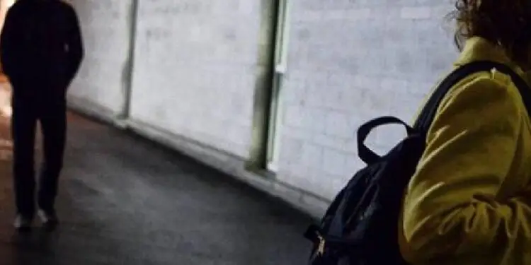Cisterna, la segue fino al Commissariato mentre denuncia: arrestato per stalking