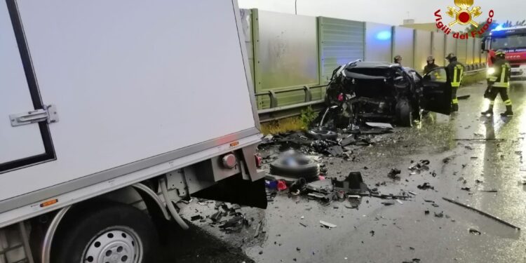 Tragico schianto sulla Pontina a Latina: due morti e un ferito grave