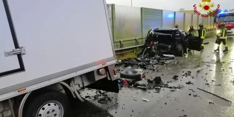 Tragico schianto sulla Pontina a Latina: due morti e un ferito grave