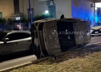 Auto si ribalta su viale Italia a Latina: coinvolte una 19enne e una 16enne
