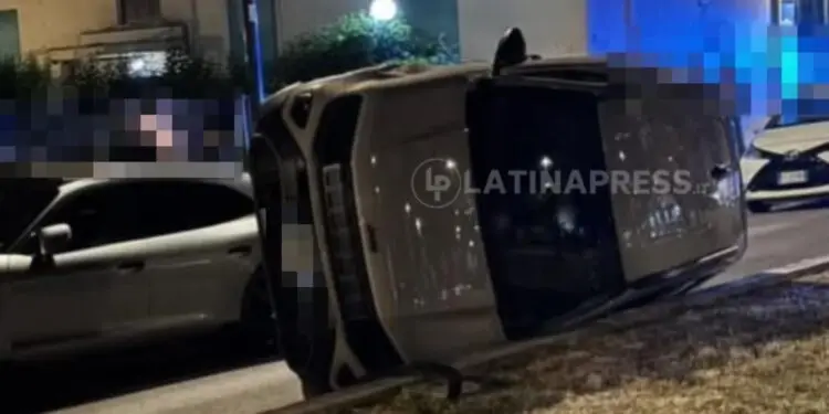 Auto si ribalta su viale Italia a Latina: coinvolte una 19enne e una 16enne