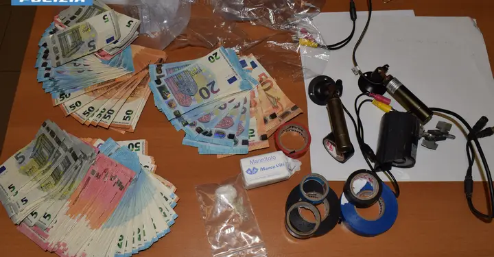 Blitz antidroga a Cisterna: trovato denaro, materiale da confezionamento e telecamere
