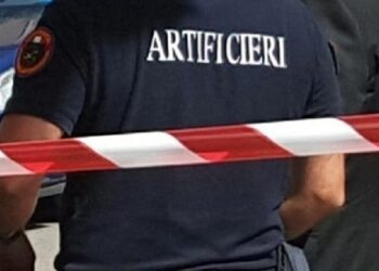 Paura in provincia di Latina per una valigia abbandonata: area transennata e intervento degli artificieri