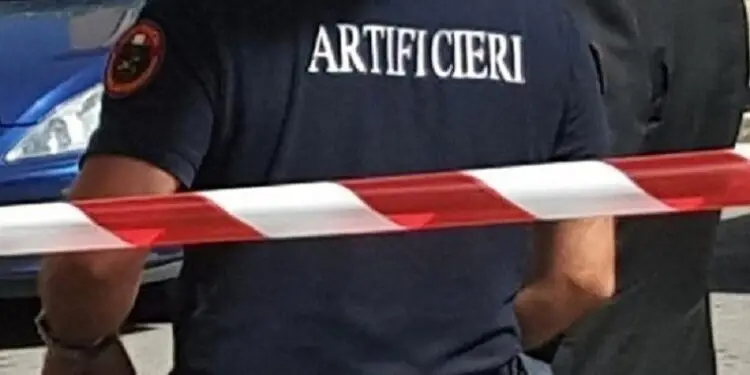 Paura in provincia di Latina per una valigia abbandonata: area transennata e intervento degli artificieri