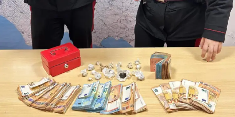 Latina, pusher incastrato dopo una cessione in strada: in casa aveva stupefacenti e 15mila euro cash