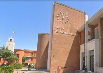 Notte folle in centro a Latina: giovane prende di mira le Poste e viene scoperto